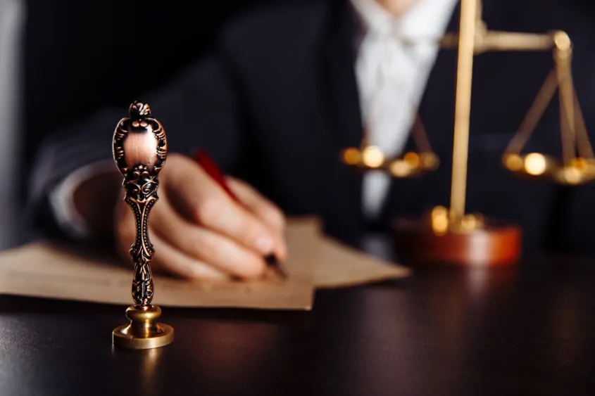 Divórcio no cartório: precisa de advogado?